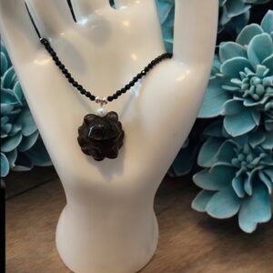 Collier spinelle noire et pendentif renard à 9 queues en quartz fumé